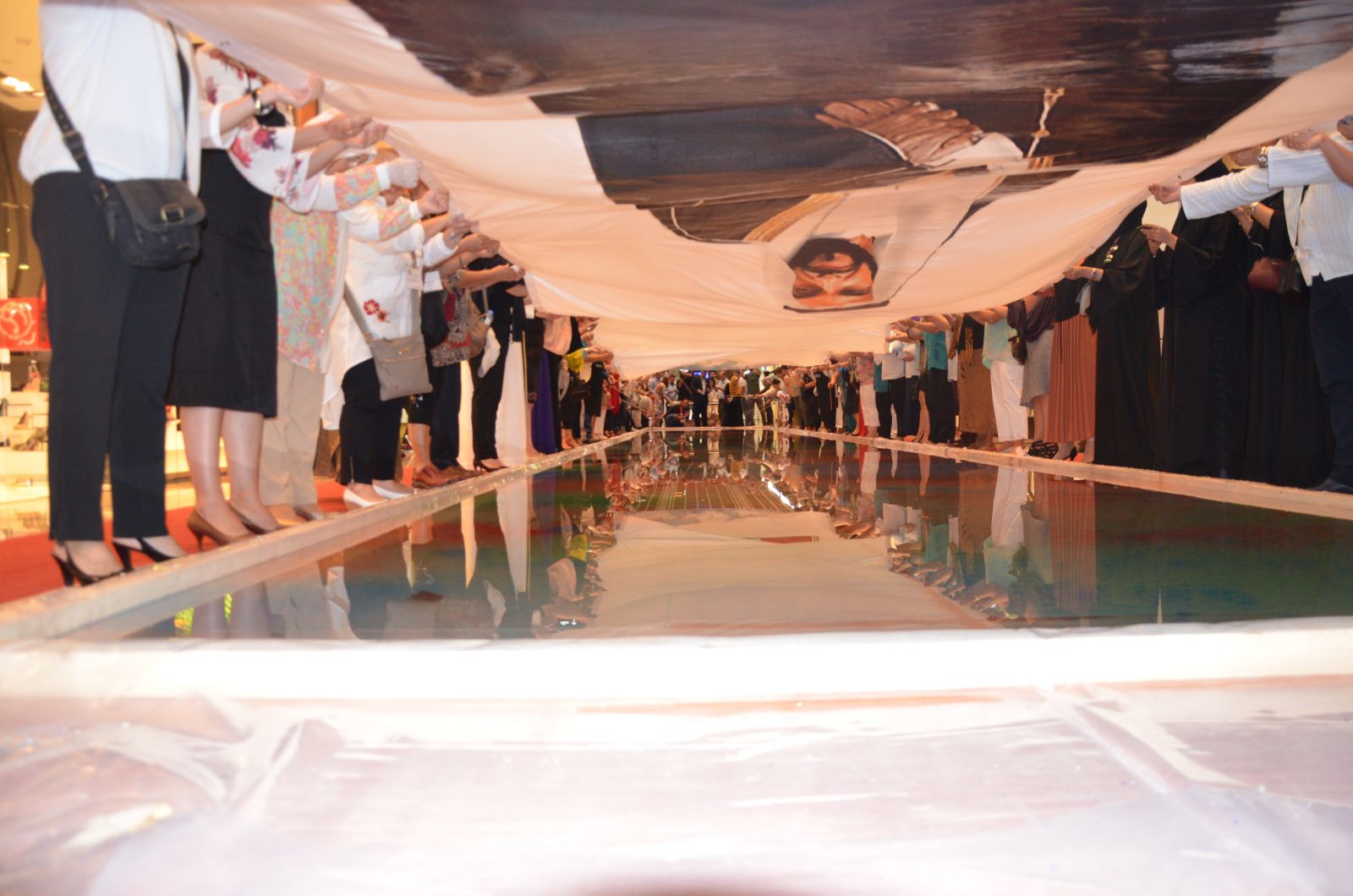 Dünyanın en büyük ebrusu Abu Dabi’de yapıldı