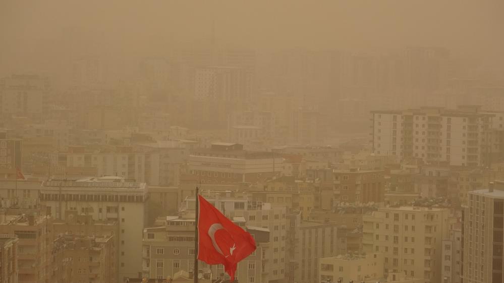 Mardin'de toz fırtınası hayatı olumsuz etkiliyor Mardin'de toz fırtınası hayatı olumsuz etkiliyor