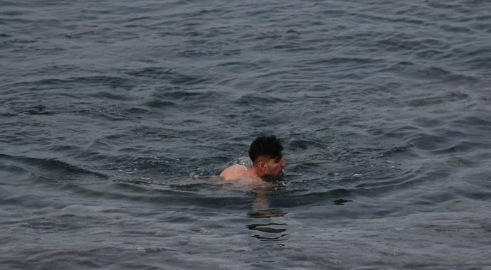 Ayvacık'ta can pazarı! Batmak üzere olan göçmen botu böyle kurtarıldı