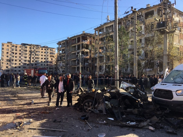 Diyarbakır'daki bombalı saldırıyı sabah PKK,akşam DAEŞ üstlendi