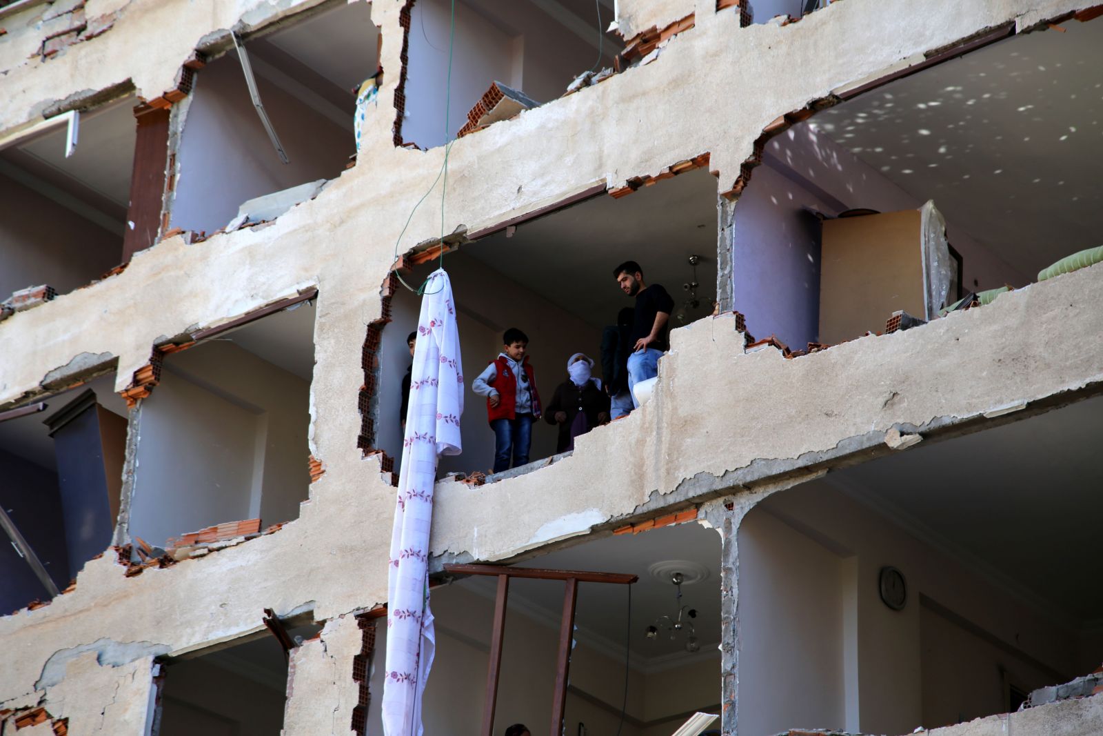 Diyarbakır'daki bombalı saldırıyı sabah PKK,akşam DAEŞ üstlendi