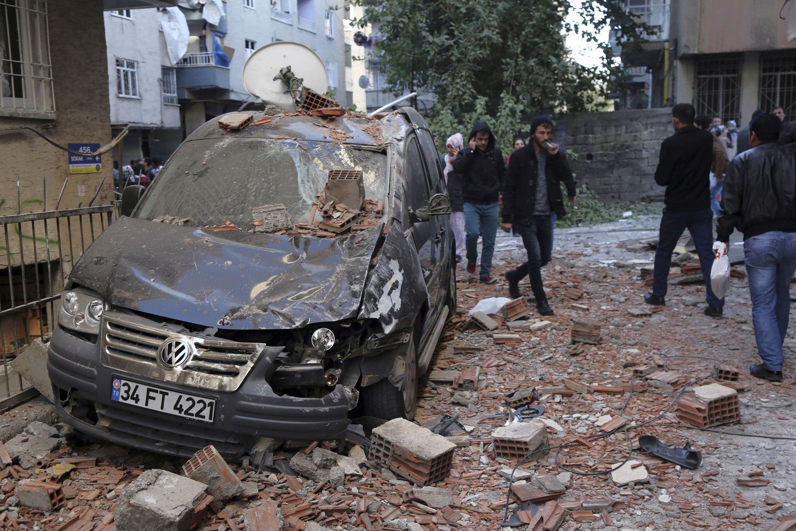 Diyarbakır'daki bombalı saldırıyı sabah PKK,akşam DAEŞ üstlendi