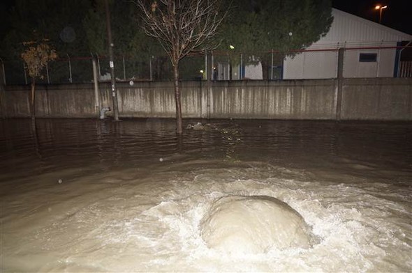 İzmir'de sağanak yağış hayatı felç etti