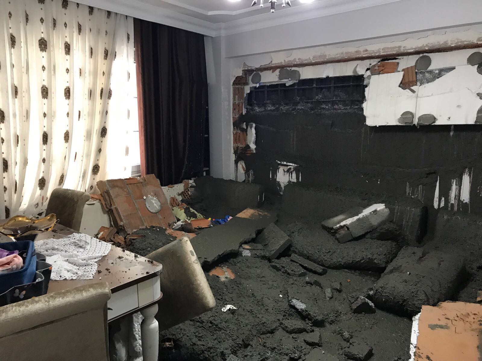 Eyüpsultan'da beton atma çalışması sırasında yan binanın duvarı çöktü