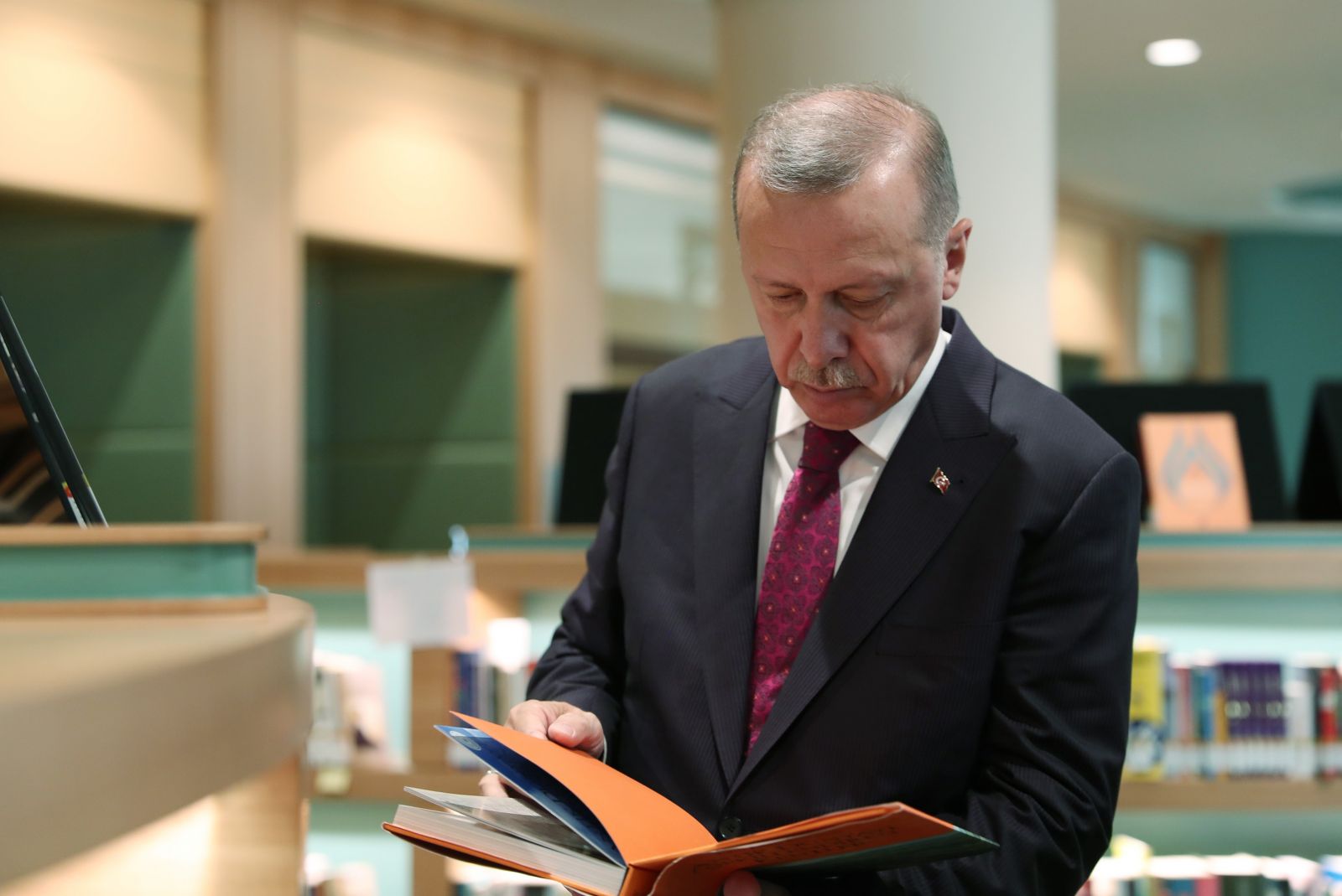 Cumhurbaşkanı Erdoğan Külliye Kütüphanesinde incelemelerde bulundu