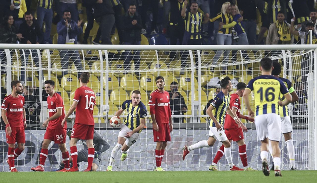 Avrupa'da çifte sınav! Fenerbahçe ve Galatasaray sahaya çıkıyor Avrupa'da çifte sınav! Fenerbahçe ve Galatasaray sahaya çıkıyor