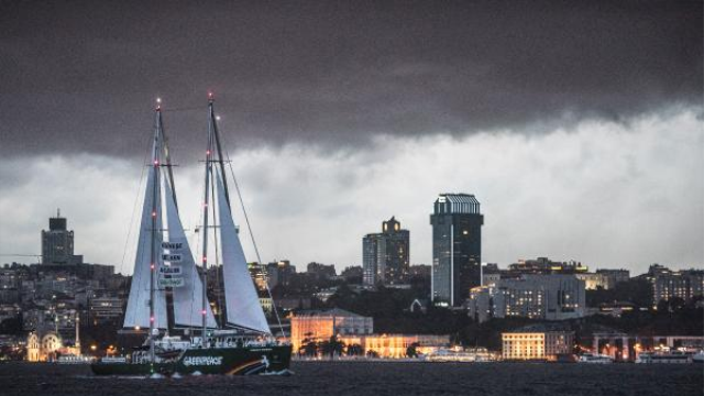Greenpeace'in Rainbow Worrior gemisi İstanbul Boğazı'nda