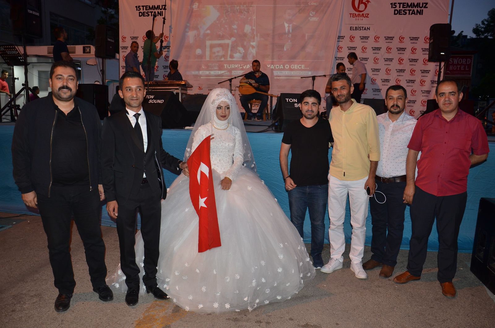 Gelin ve damat, düğünden önce demokrasi meydanına geldi