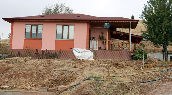 Faturalardan bıktı, bahçesine enerji sistemi kurdu