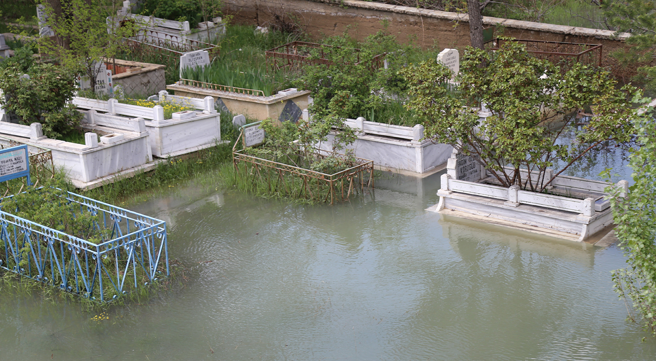 Baraj suları yükseldi... Yüzlerce mezarlık suya gömüldü