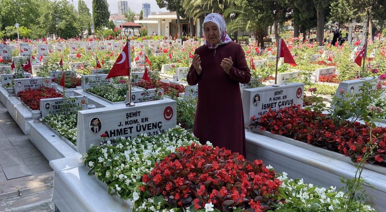 Şehitlikte hüzünlü bayram: Kapıyı açan yok, oğlum sarılmıyor Şehitlikte hüzünlü bayram: Kapıyı açan yok, oğlum sarılmıyor
