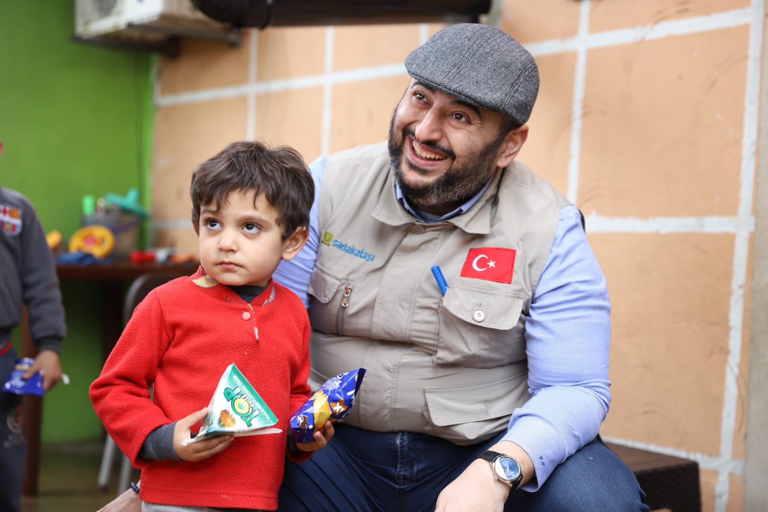 Binali Yıldırım ve ailesinden Lübnan’da mültecilere Ramazan yardımı Binali Yıldırım ve ailesinden Lübnan’da mültecilere Ramazan yardımı