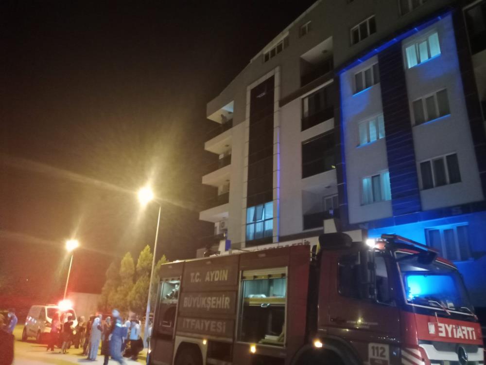 Evde yangın çıktı, apartman sakinlerini sokağa döküldü Evde yangın çıktı, apartman sakinlerini sokağa döküldü