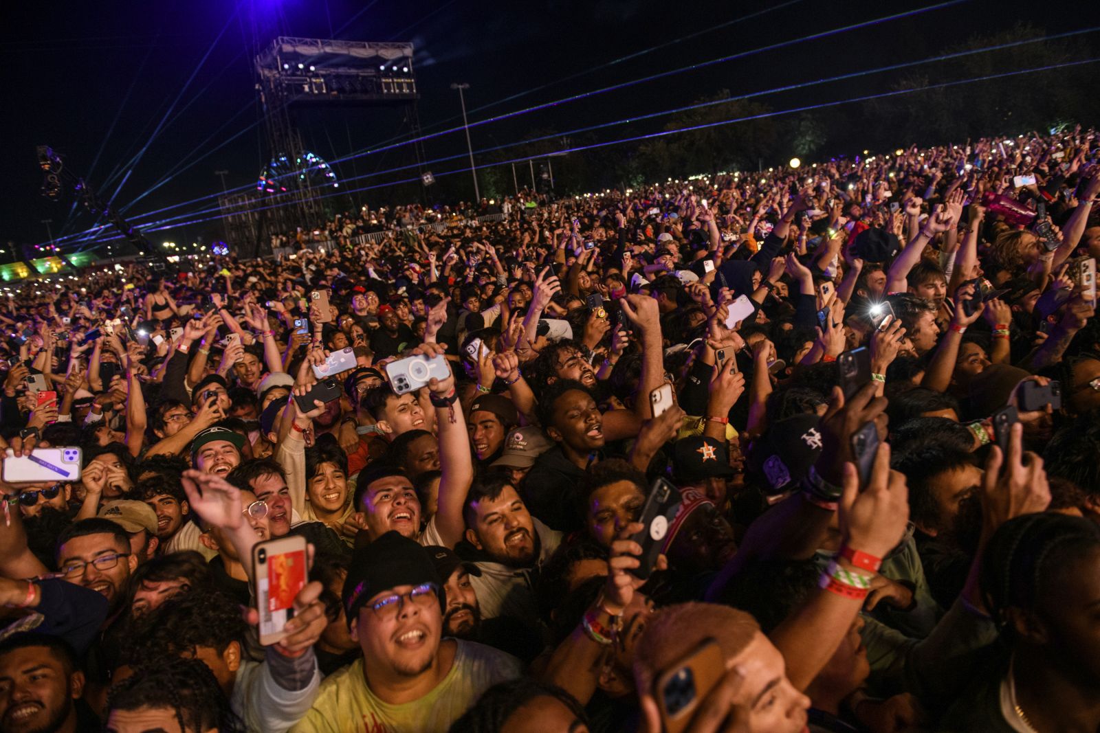 ABD’de müzik festivalinde meydana gelen izdihamda ölü sayısı 9 oldu ABD’de müzik festivalinde meydana gelen izdihamda ölü sayısı 9 oldu
