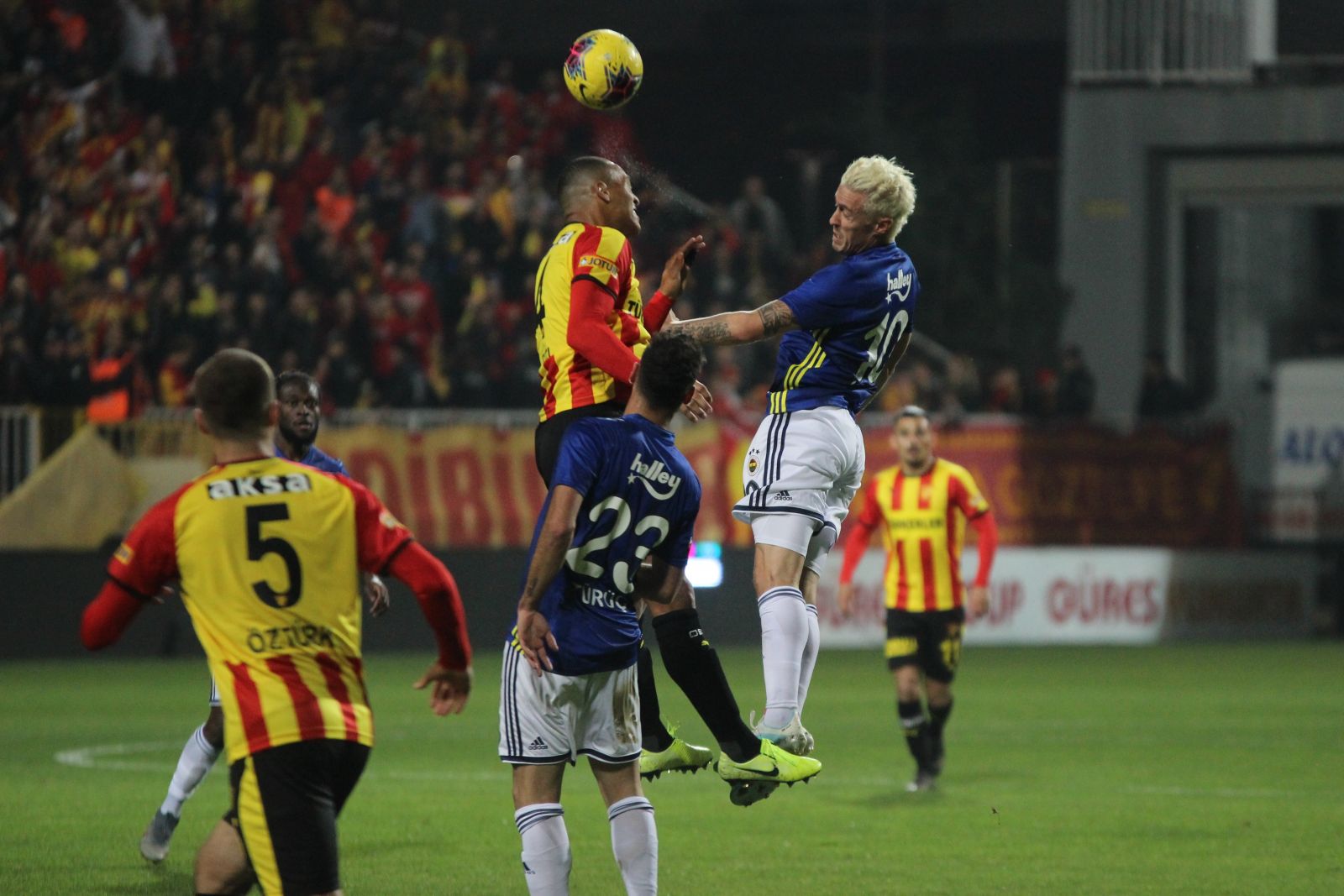 İzmir'de puanlar paylaşıldı! (Göztepe 2-2 Fenerbahçe)