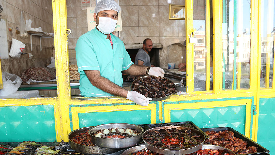 Şanlıurfa'da iftar yemekleri taş fırınlarda lezzetleniyor