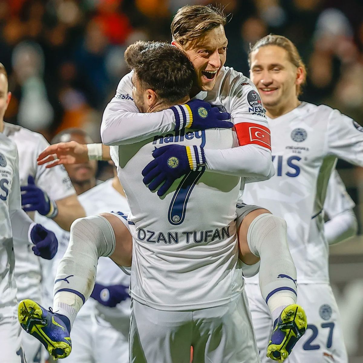 Fenerbahçe'de Mesut Özil krizi bir türlü çözülemiyor... Menajeri geldi başkanı bulamadı!