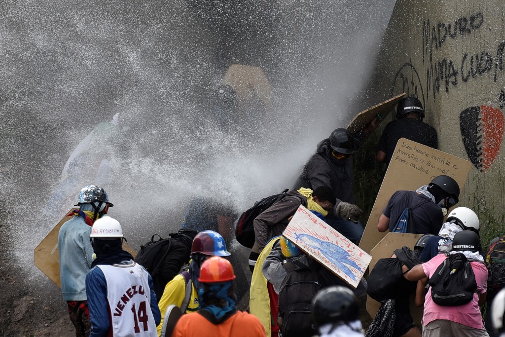 Venezuela'da protestocular emekli bir askeri döverek öldürdü