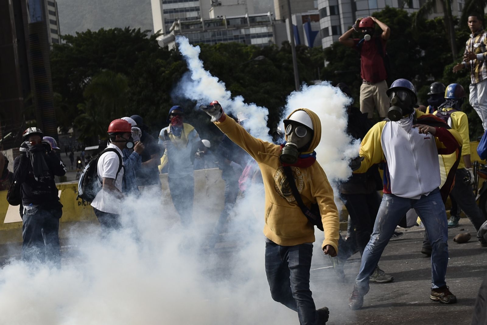 Venezuela'da çatışma! Protestocular polisleri böyle vurdu