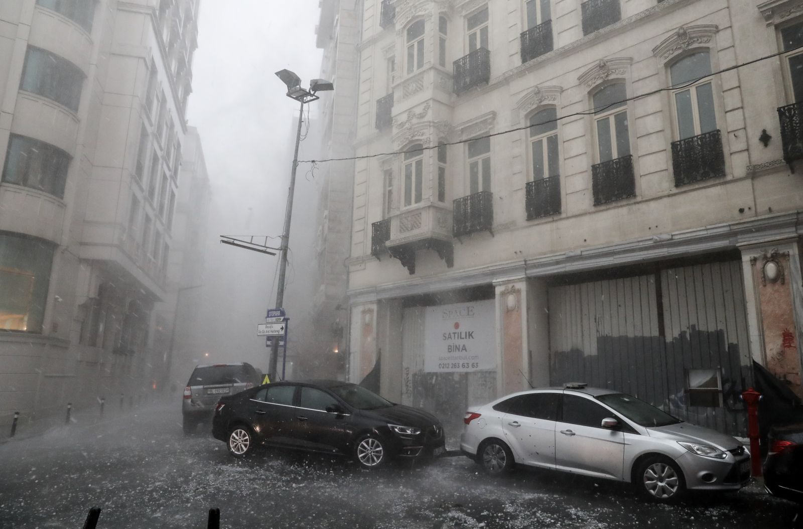 İstanbul'da fırtına! Ağaçlar yerinden söküldü (Dolu yağdı, İstanbul'da sel)