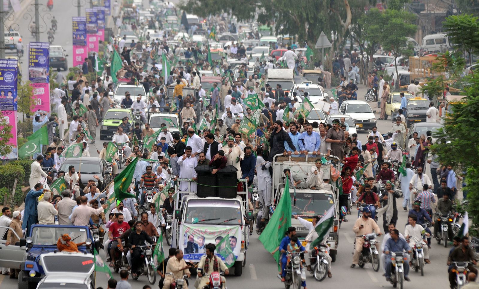 Pakistan'da Navaz Şerif'e destek gösterisi düzenledi