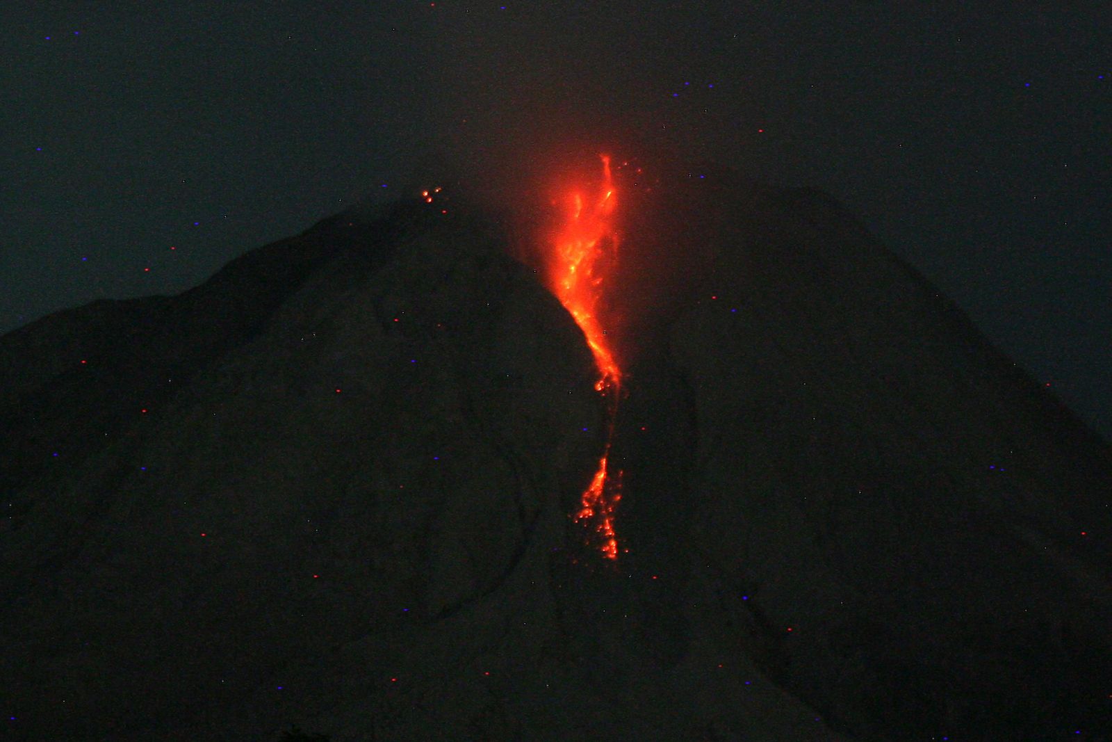 Sinabung Yanardağı yeniden faaliyete geçti