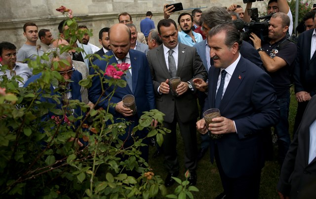 Fatih’in türbesine Malazgirt toprağı Fatih’in türbesine Malazgirt toprağı