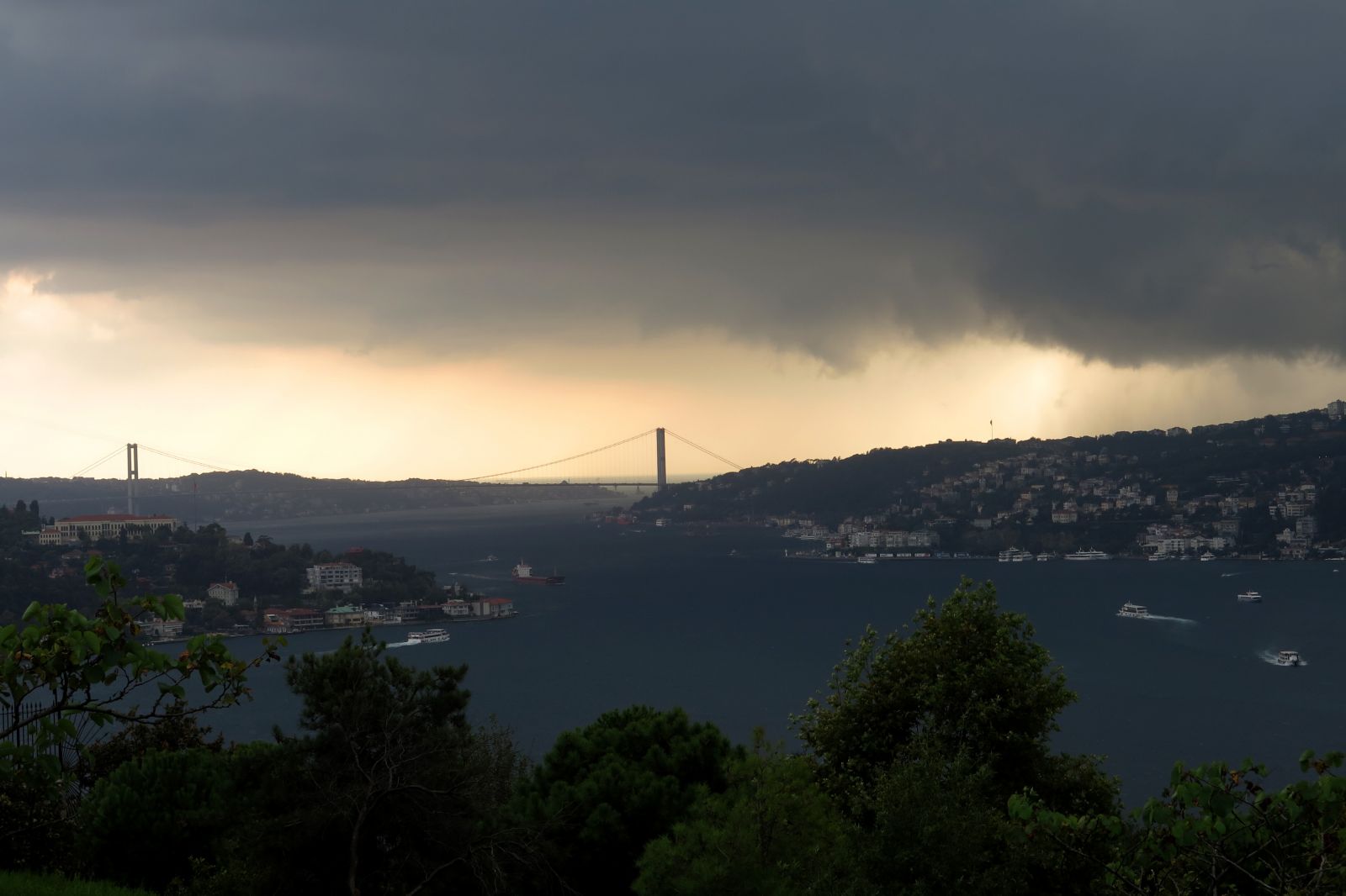 Şiddetli yağış hayatı olumsuz etkiledi (Bayramda hava nasıl olacak?)