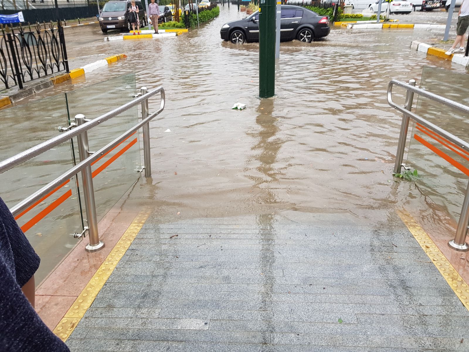 Şiddetli yağış hayatı olumsuz etkiledi (Bayramda hava nasıl olacak?)