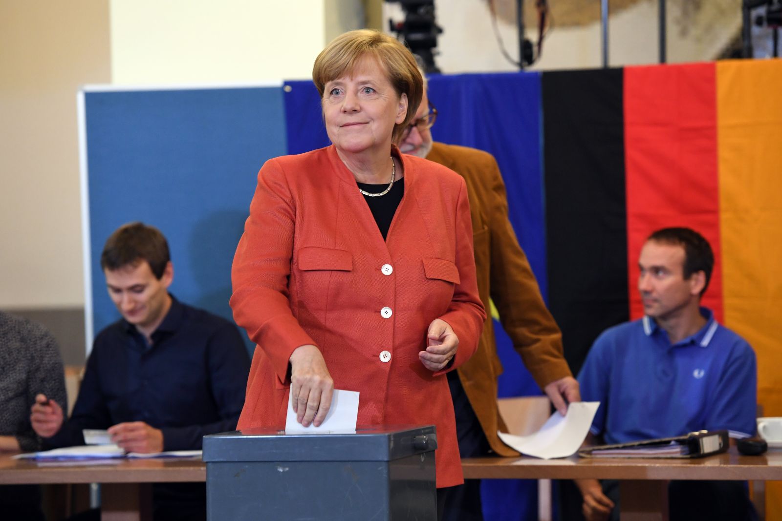 Almanya'da sandıklar kapandı! Merkel 4. kez kazandı
