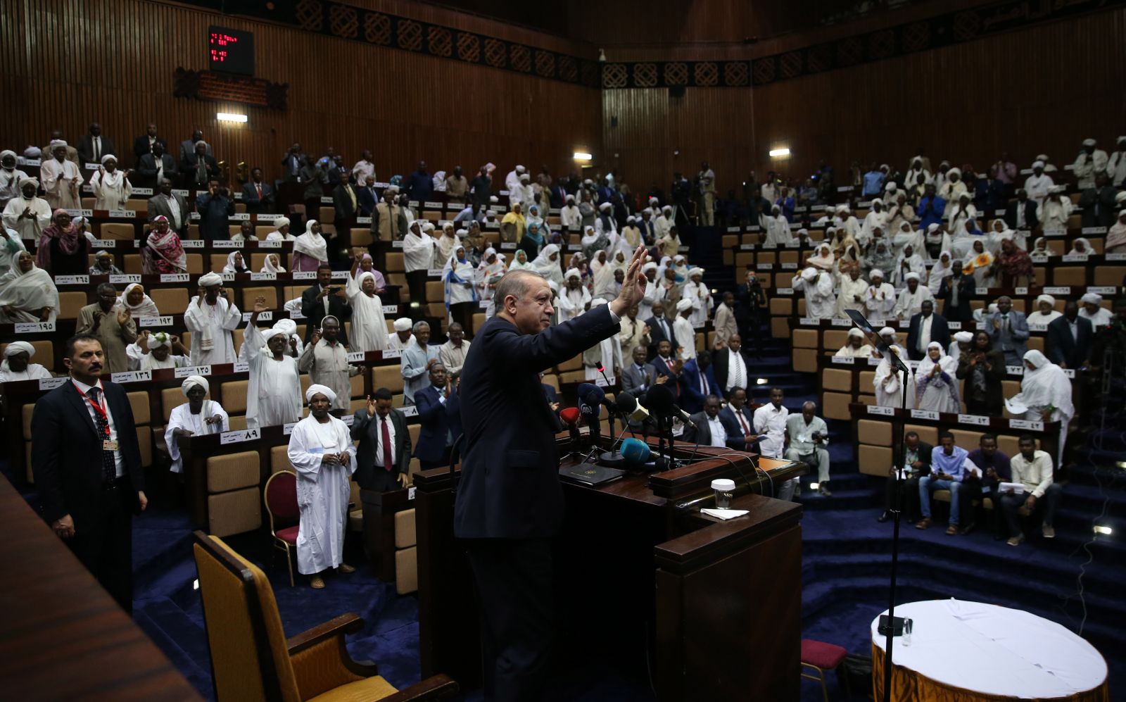 Sudanlı vekiller Erdoğan'ı tekbirlerle karşıladı