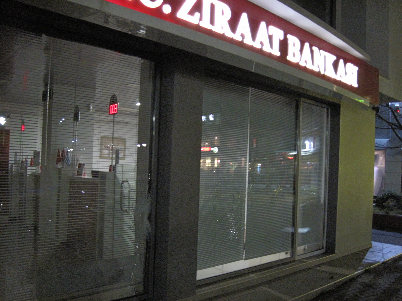 Yunanistan'da Ziraat Bankası şubesine hain saldırı