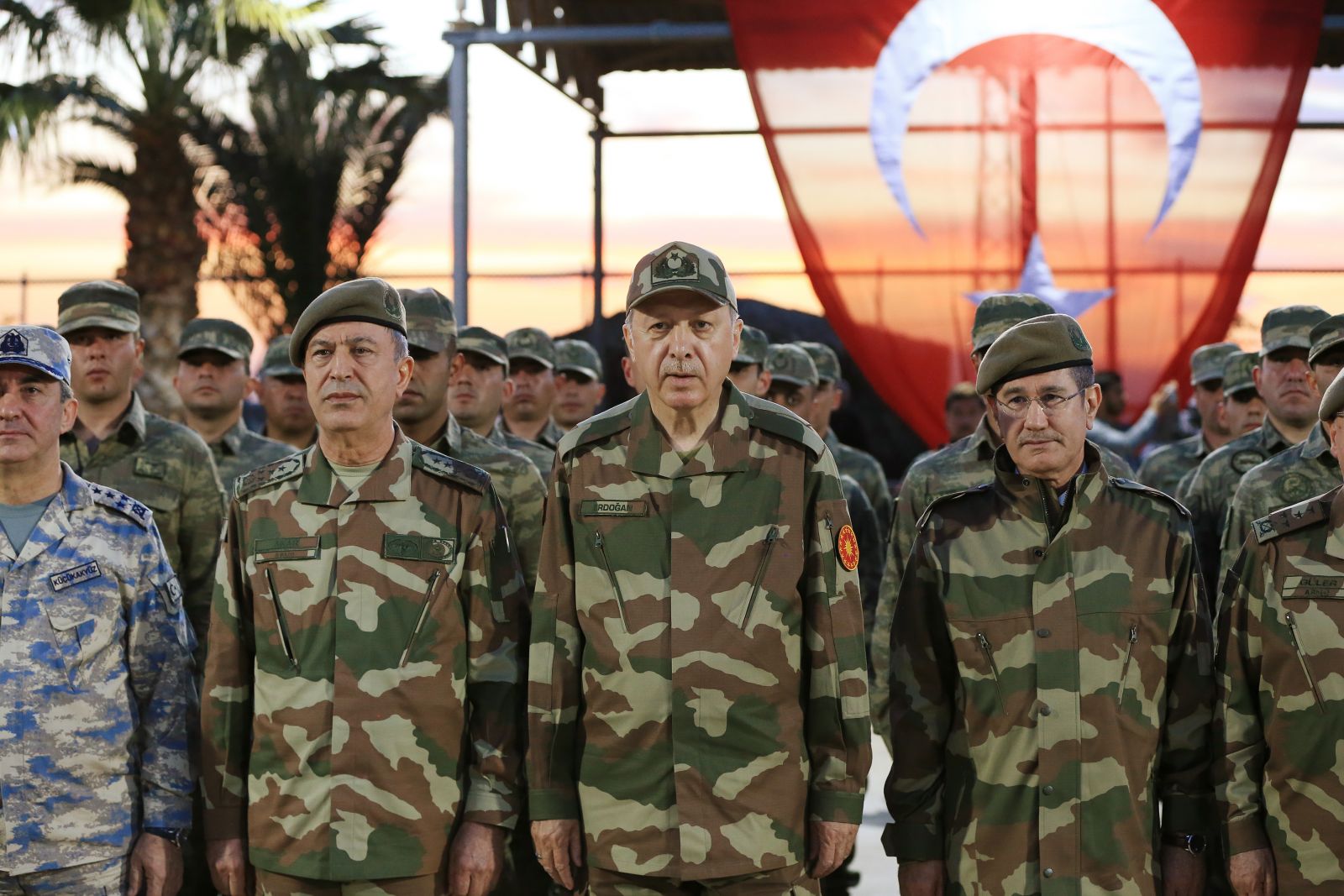 Cumhurbaşkanı Erdoğan, askerî kamuflajla sınır karakolunu ziyaret etti