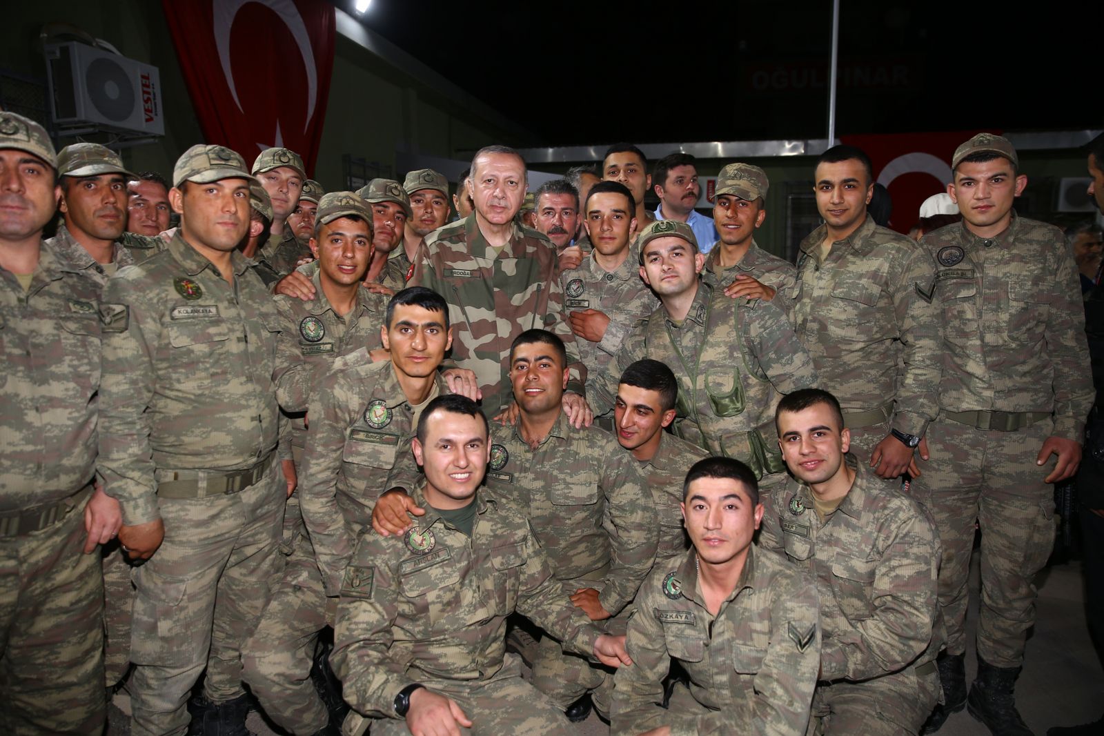 Cumhurbaşkanı Erdoğan, askerî kamuflajla sınır karakolunu ziyaret etti