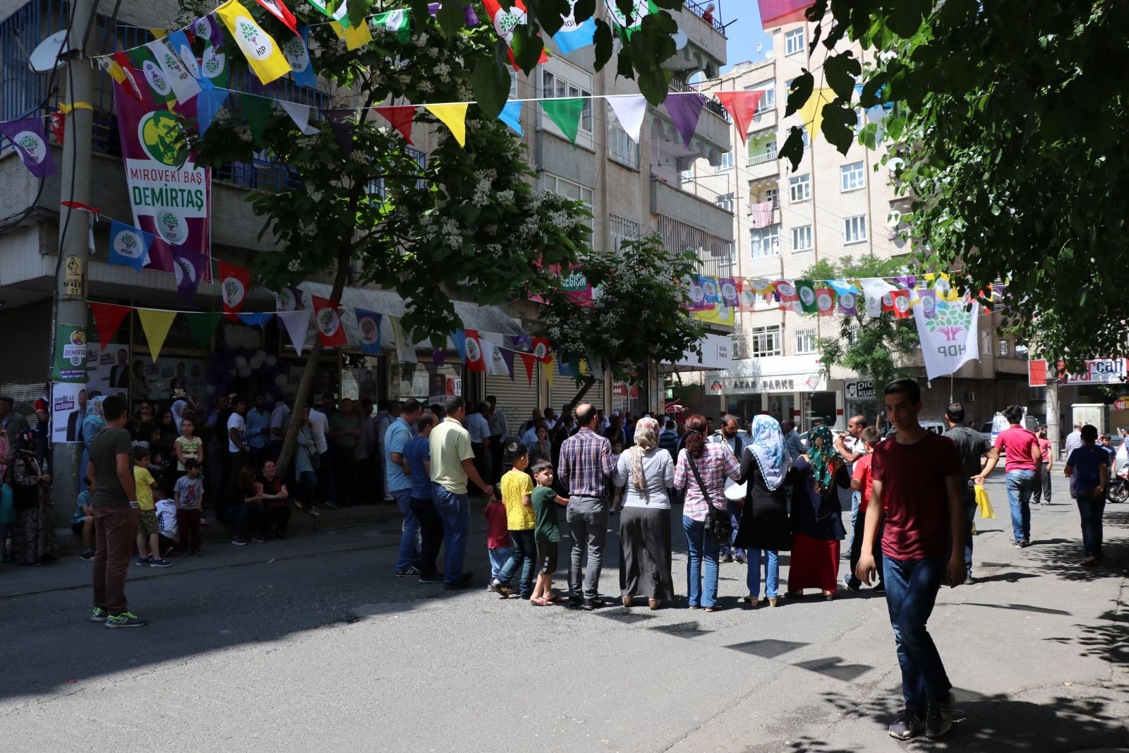 Diyarbakır’da teröristbaşı Öcalan gerginliği: 1 gözaltı
