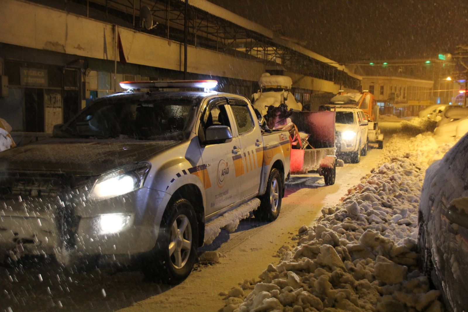 Düzce'de karda mahsur kalan pazarcıları ekipler kurtardı