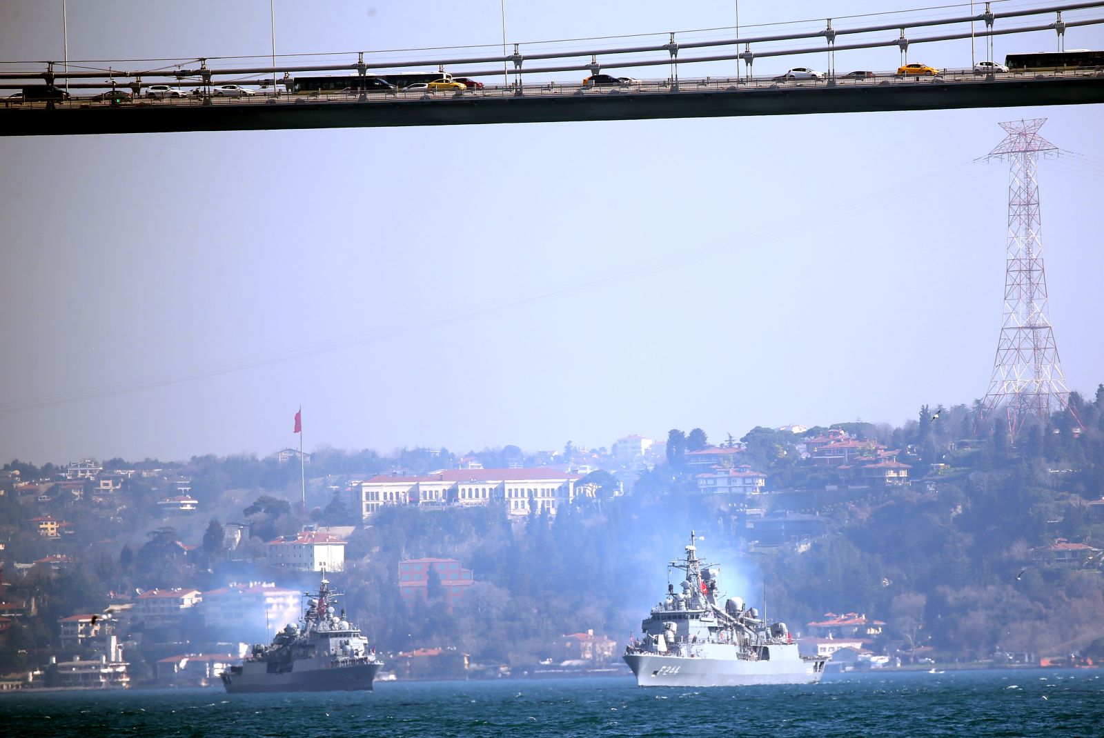 'Mavi Vatan 2019 Tatbikatı'nı tamamlayan gemiler İstanbul Boğazı'ndan geçti