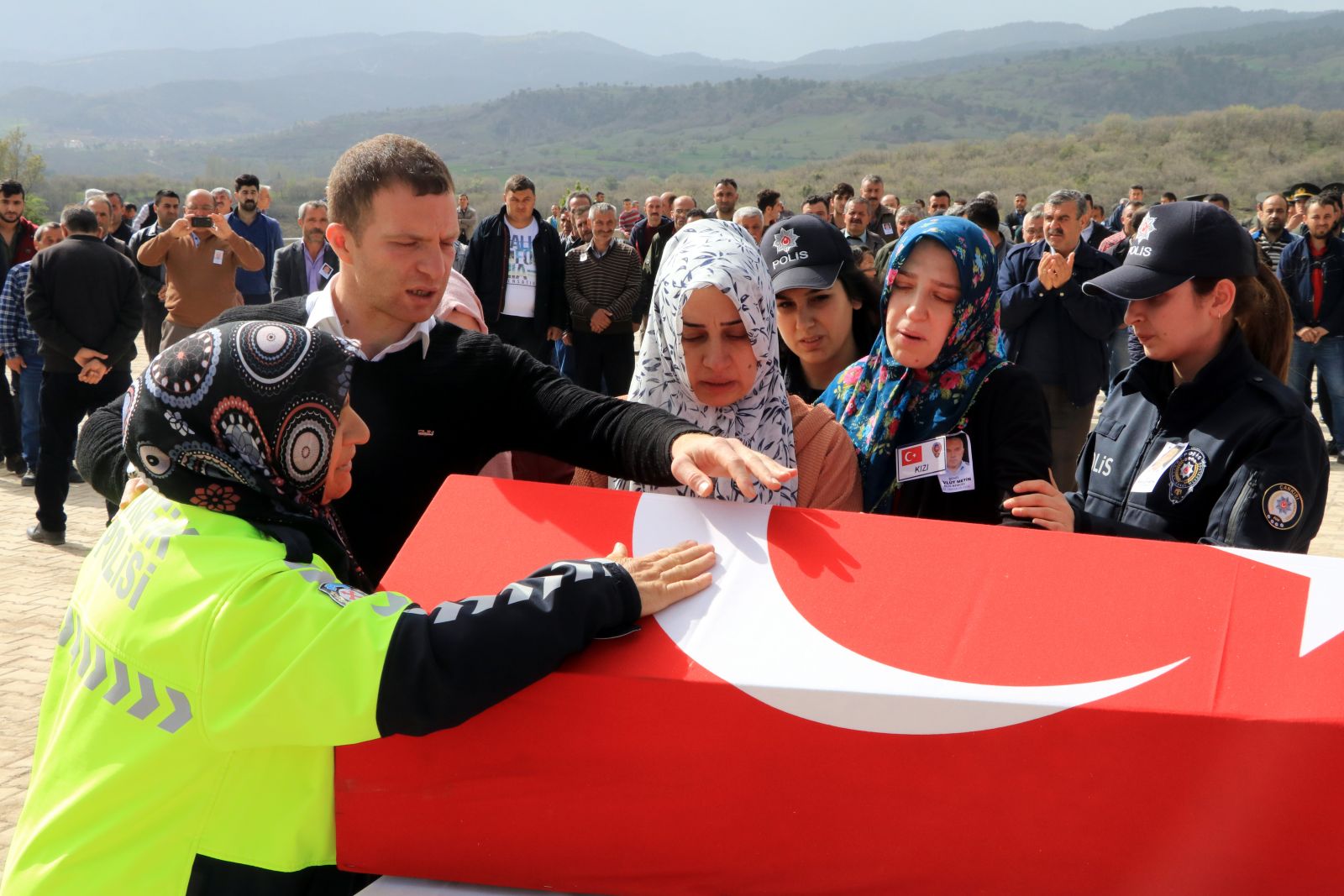 Şehit polis memuru Mevlüt Metin son yolculuğuna uğurlandı