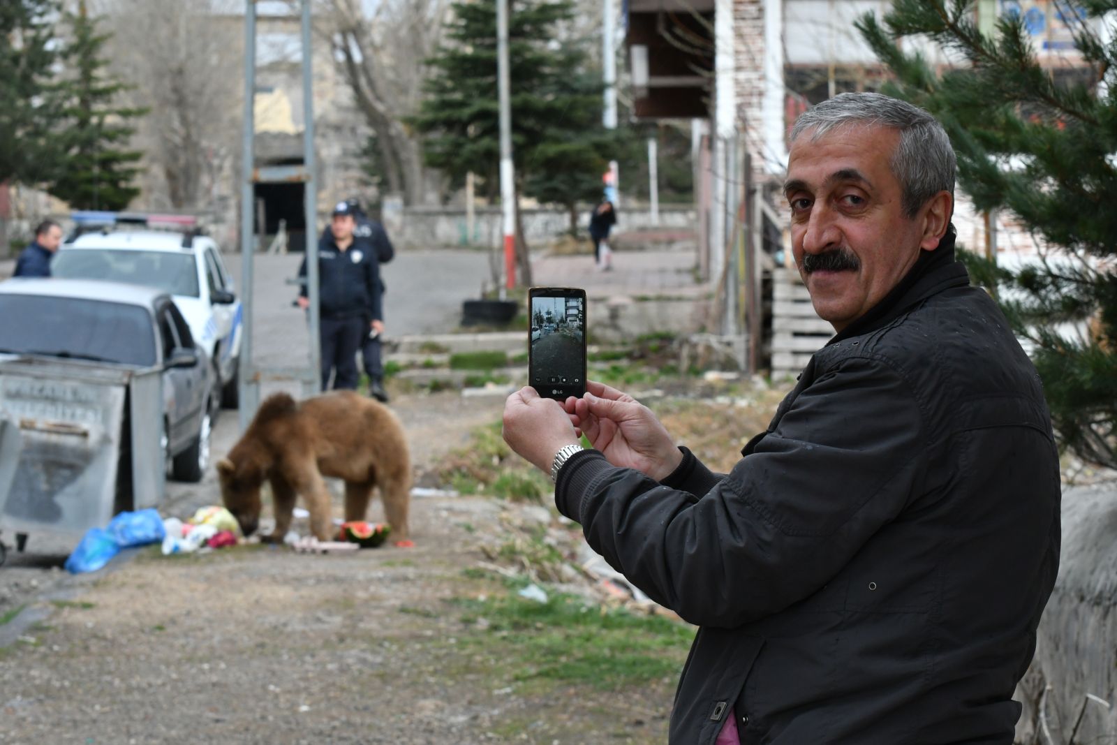 Aç kalan bozayı iftar saatinde mahalleye indi