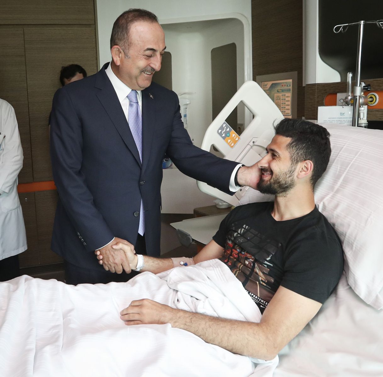 Dışişleri Bakanı Çavuşoğlu, Emre Akbaba'yı ziyaret etti