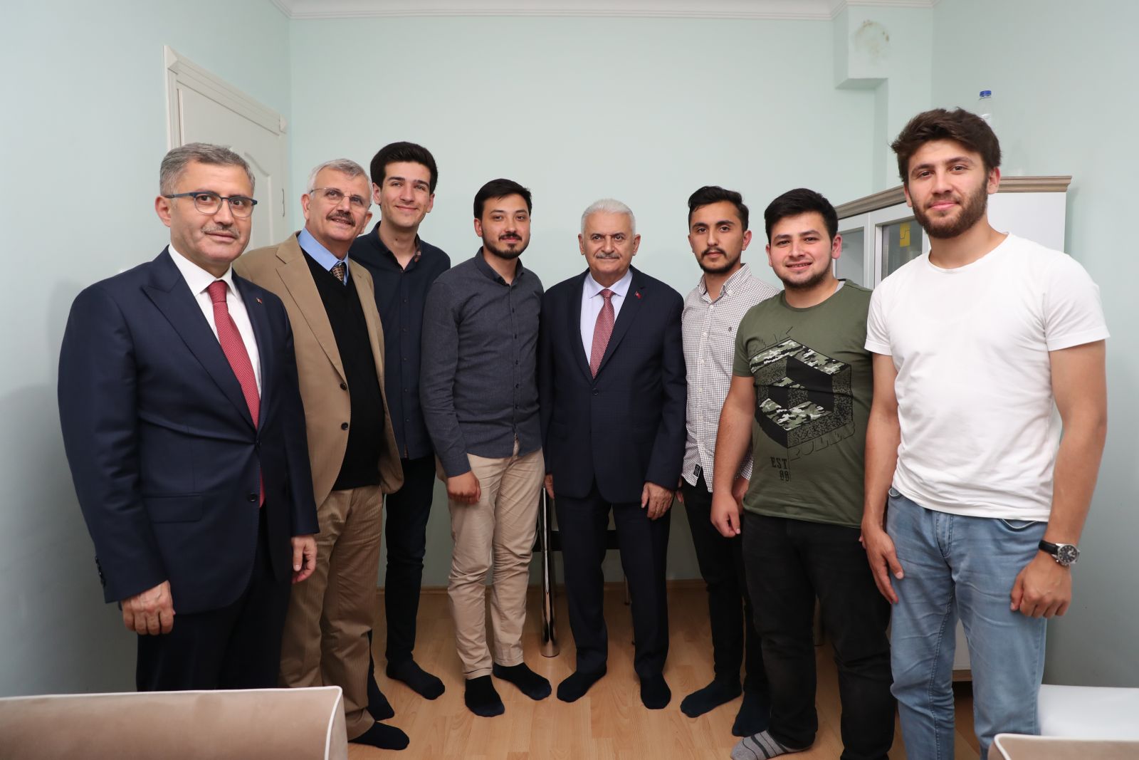 Binali Yıldırım öğrencilerle birlikte iftar yaptı
