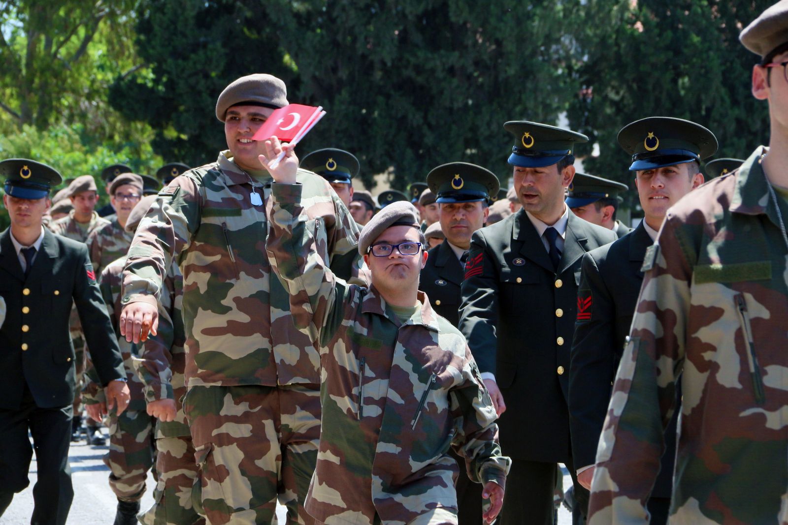 Engelli gençler bir günlüğüne asker oldu