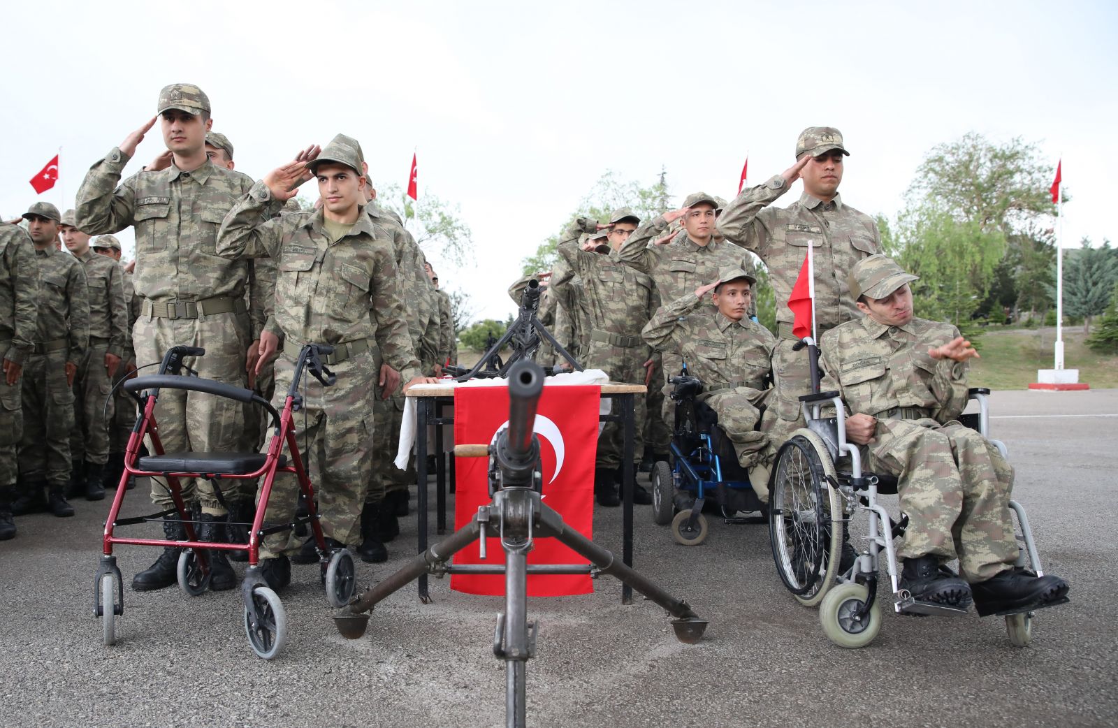 Engelli gençler bir günlüğüne asker oldu