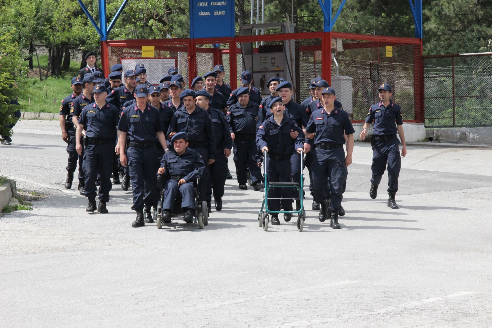 Engelli gençler bir günlüğüne asker oldu