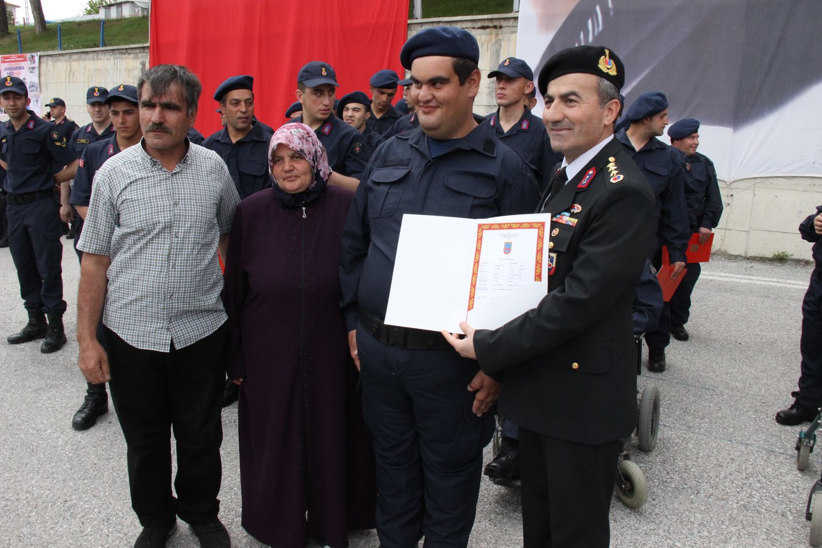 Engelli gençler bir günlüğüne asker oldu