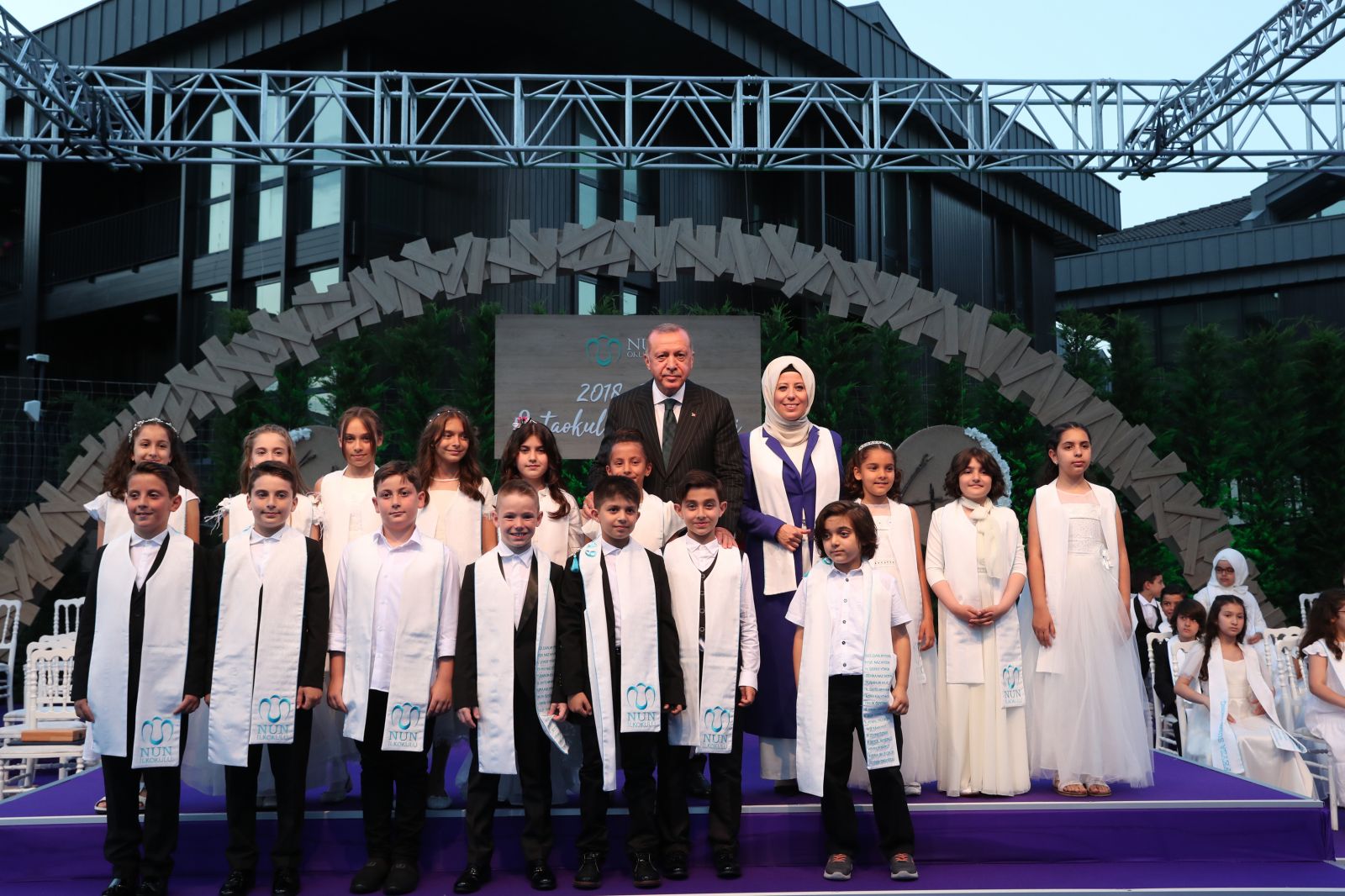 Bakan Albayrak kızının mezuniyet töreninden aile fotoğrafı paylaştı Bakan Albayrak kızının mezuniyet töreninden aile fotoğrafı paylaştı