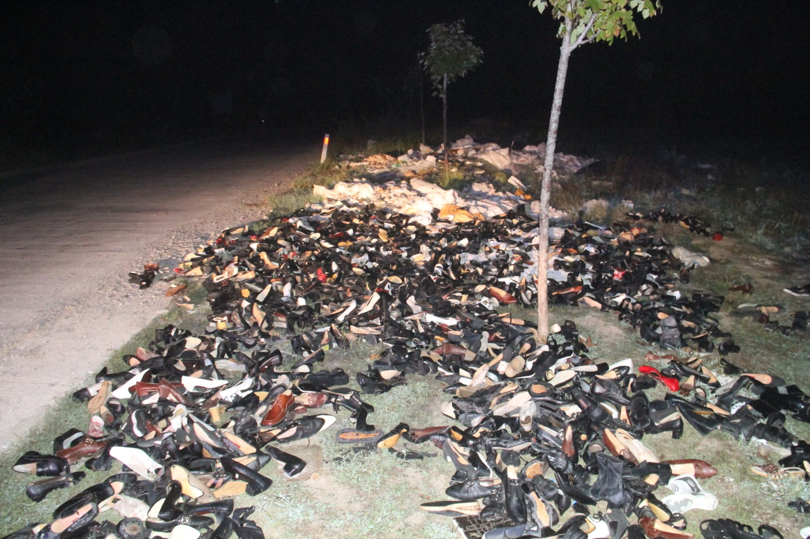 Yol kenarında yaklaşık 200 çift ayakkabı bulundu