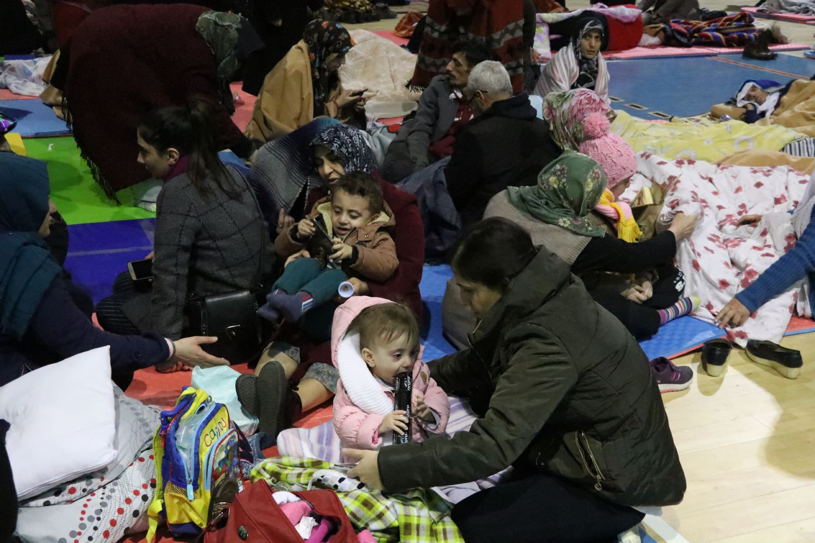 Depremden etkilenen bazı Elazığlılar geceyi spor salonunda geçirdi