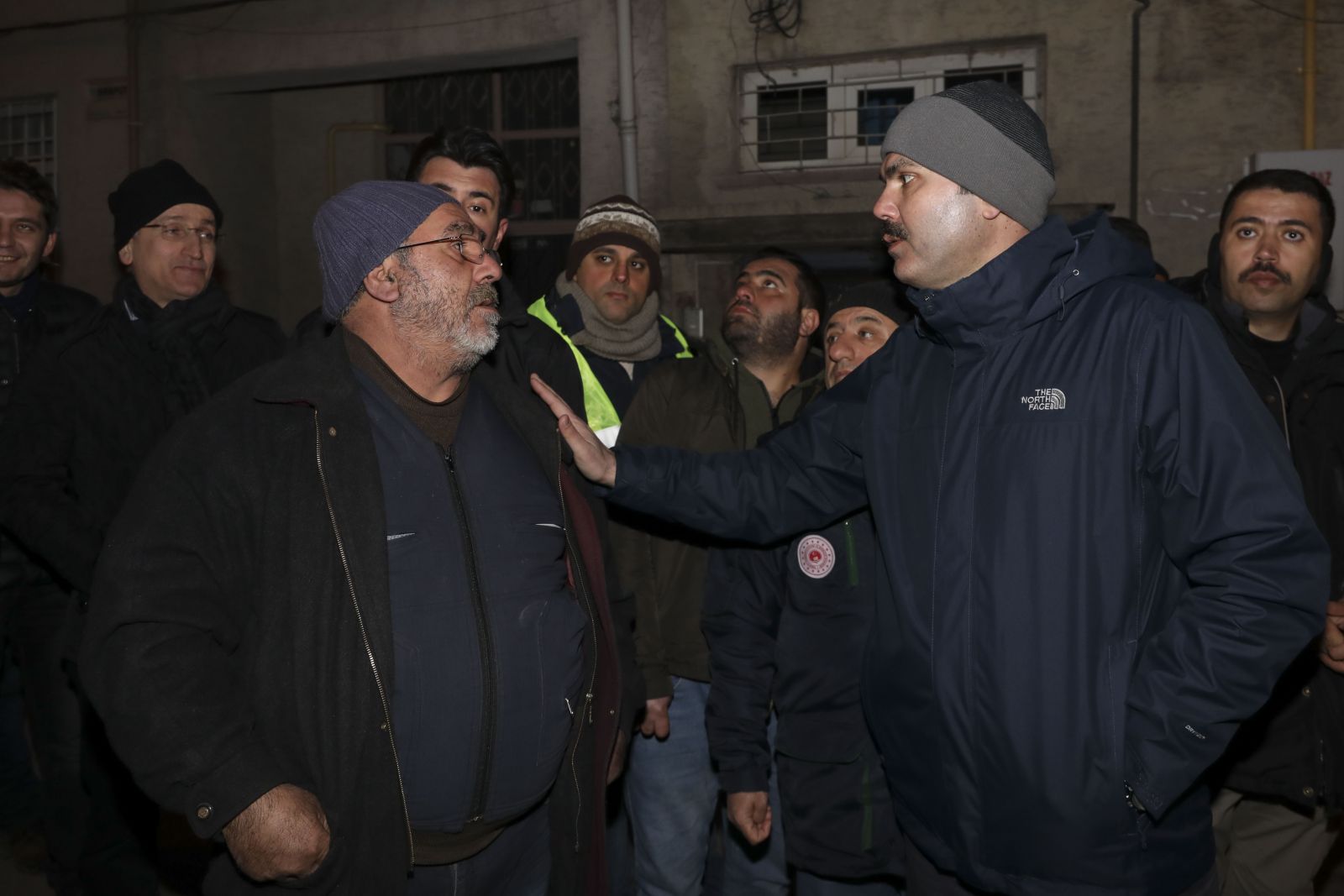Bakan Kurum, depremde hasar gören evlerde inceleme yaptı