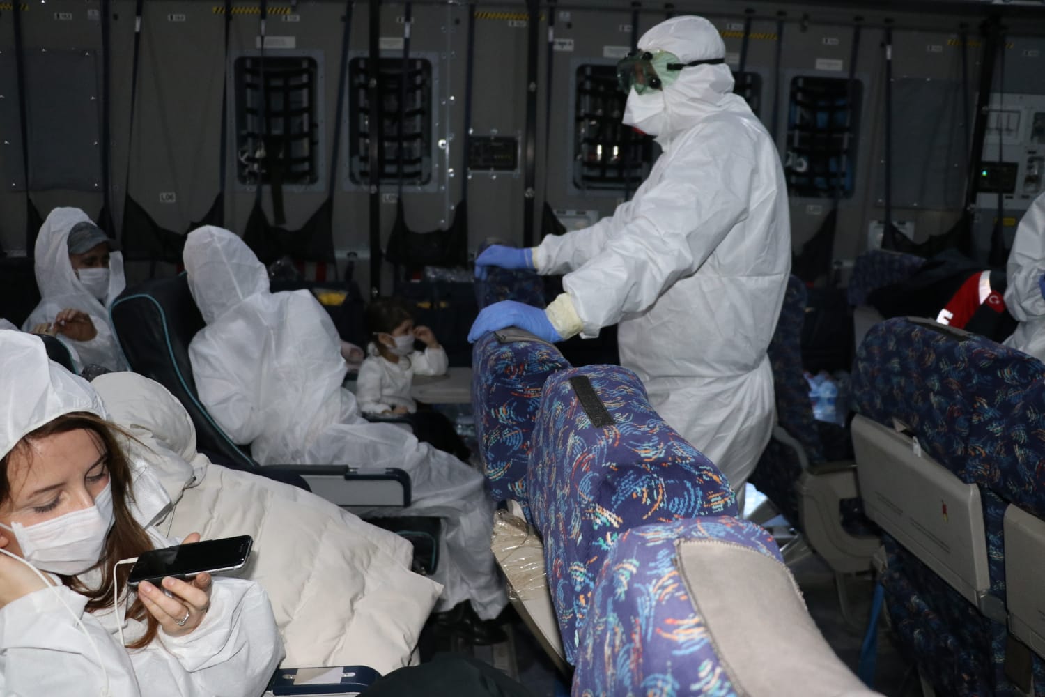 Vuhan'dan Türk vatandaşlarını tahliye eden uçak Ankara'ya indi